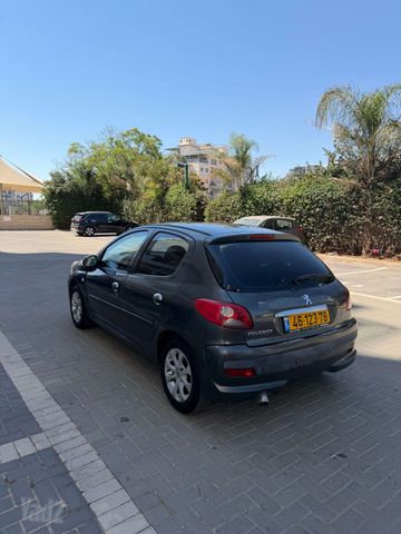 פיג'ו 206