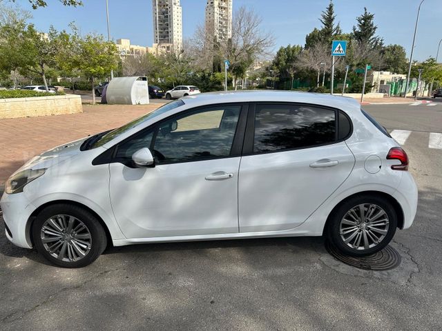 פיג'ו 208