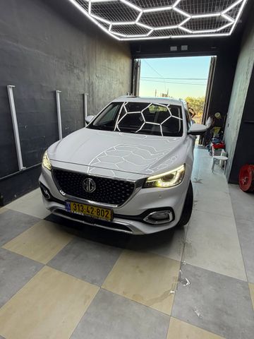 מודעת רכב אם ג'י EHS PHEV