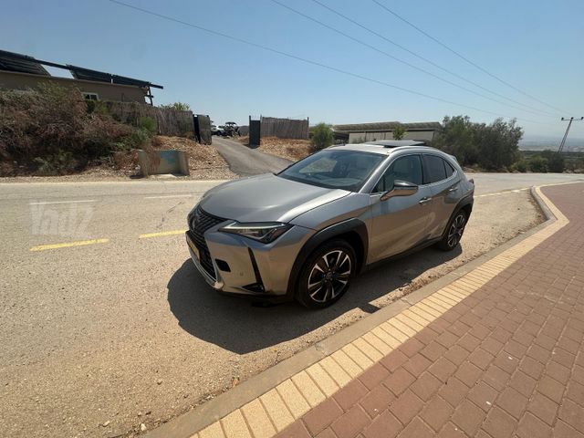 מודעת רכב לקסוס UX