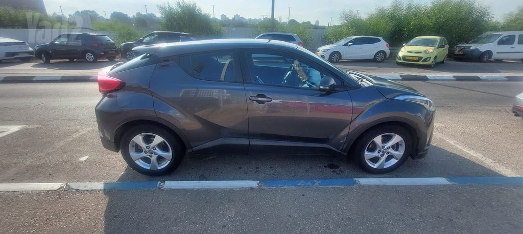 מודעת רכב טויוטה C-HR