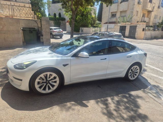 מודעת רכב טסלה מודל 3