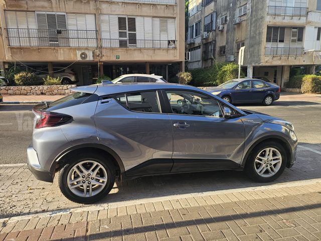 מודעת רכב טויוטה C-HR