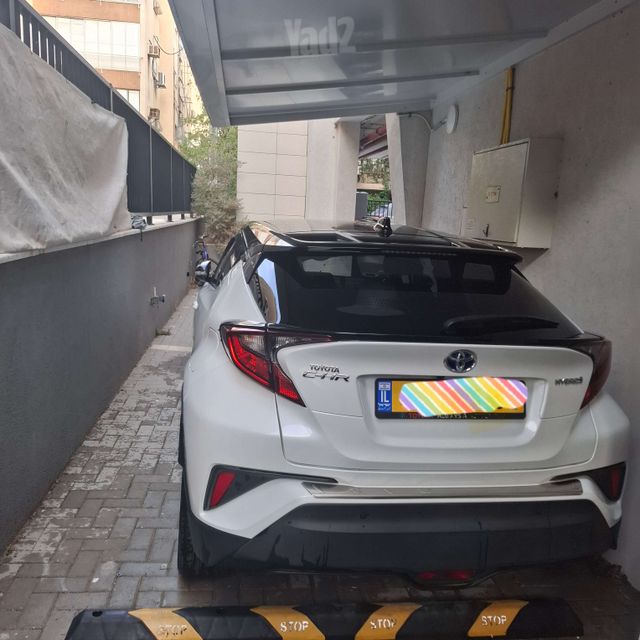 מודעת רכב טויוטה C-HR