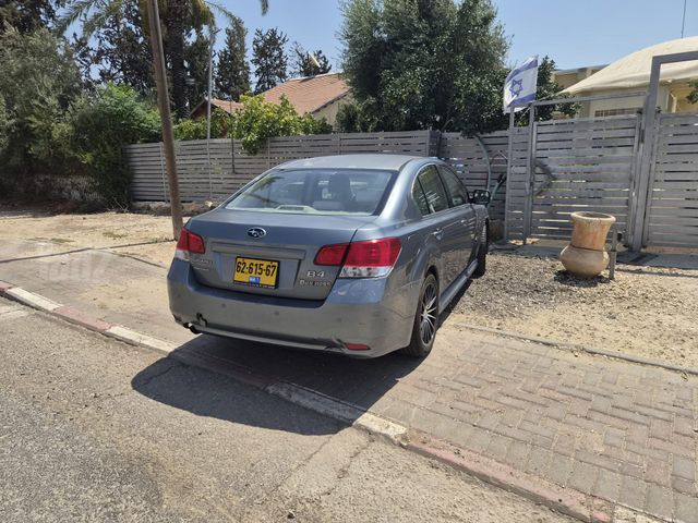 סובארו B4/לגאסי