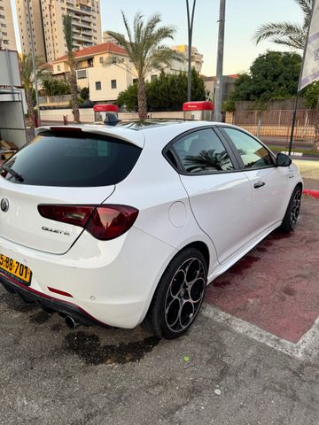 אלפא רומיאו ג'ולייטה