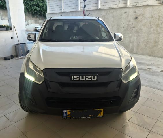 איסוזו די-מקס