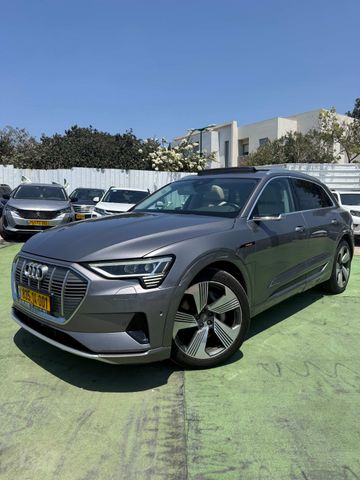 מודעת רכב אאודי E-tron