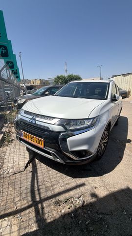 מיצובישי אאוטלנדר