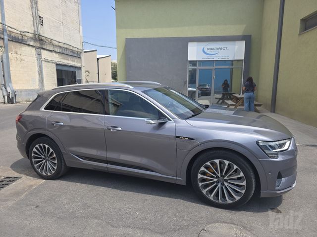 מודעת רכב אאודי E-tron