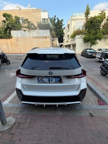 ב מ וו X1