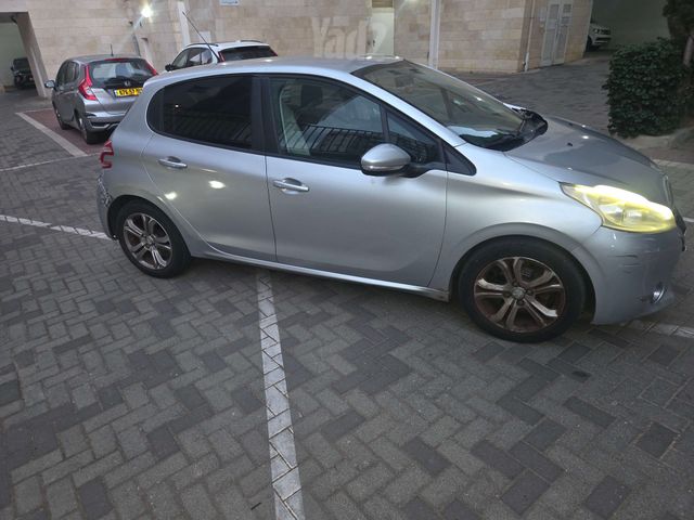 פיג'ו 208