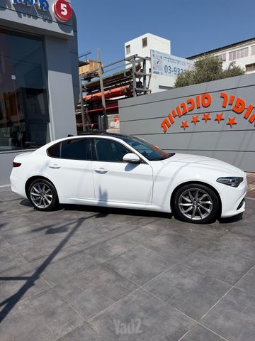 אלפא רומיאו ג'וליה