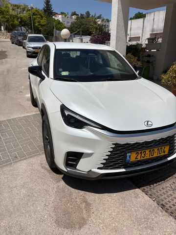 לקסוס LBX