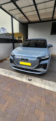 מודעת רכב אאודי Q4 e-tron