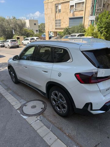 ב מ וו IX1