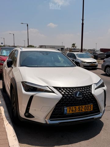 UX Takumi 250h היברידי אוט׳ 2.0 (152 כ״ס)