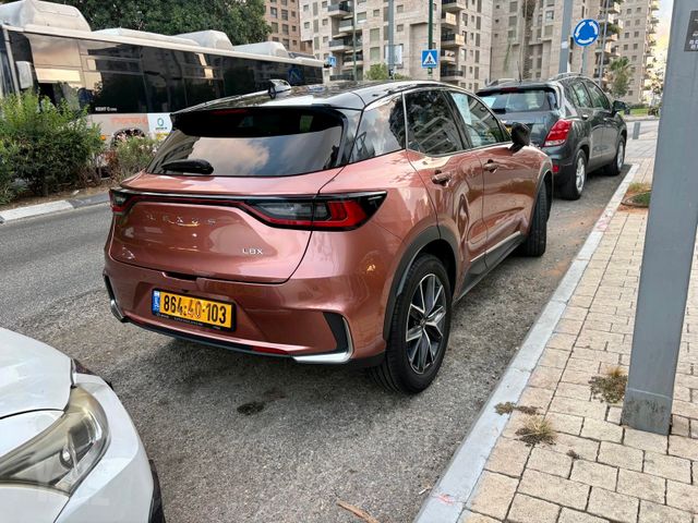 לקסוס LBX