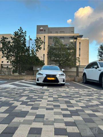 לקסוס IS