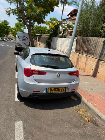 מודעת רכב אלפא רומיאו ג'ולייטה