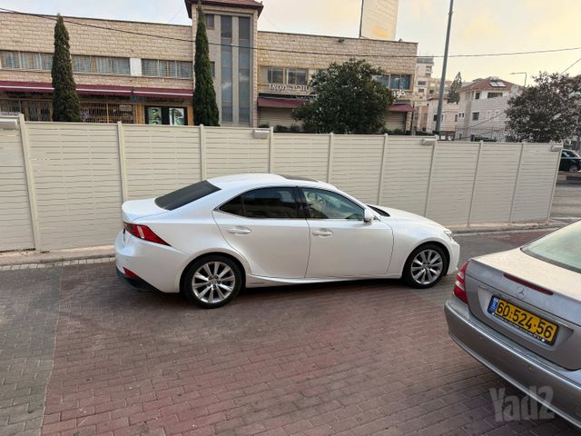 לקסוס IS