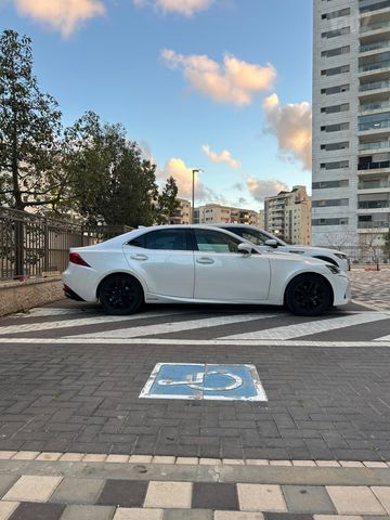 לקסוס IS