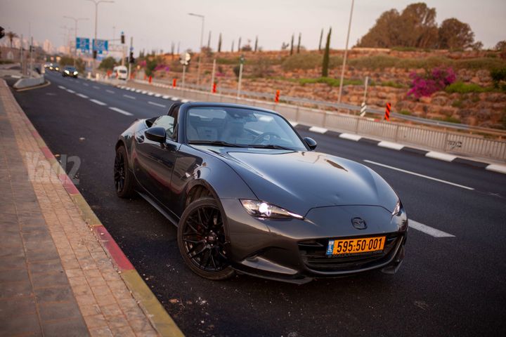 מודעת רכב מאזדה MX-5