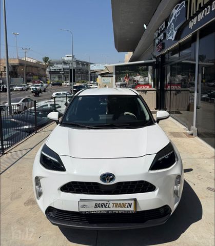 טויוטה יאריס קרוס