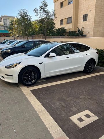 מודעת רכב טסלה מודל 3