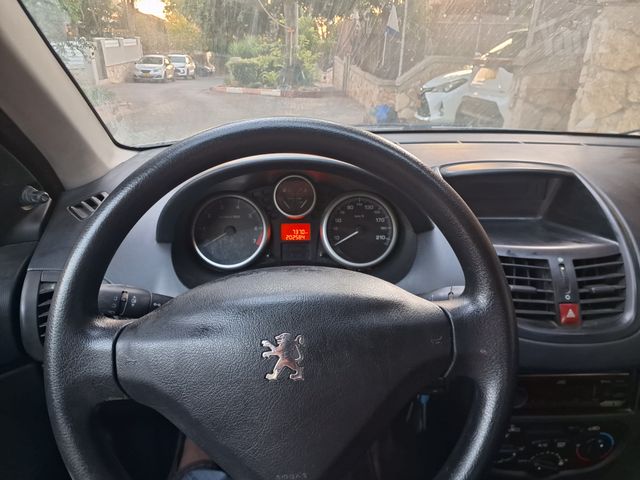 פיג'ו 206