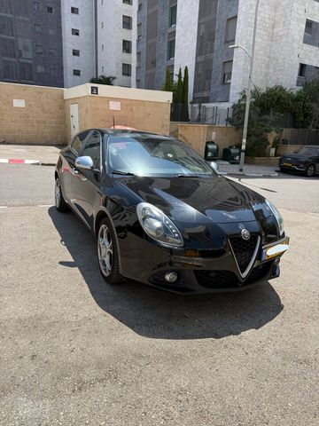 מודעת רכב אלפא רומיאו ג'ולייטה