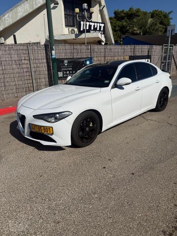 אלפא רומיאו ג'וליה