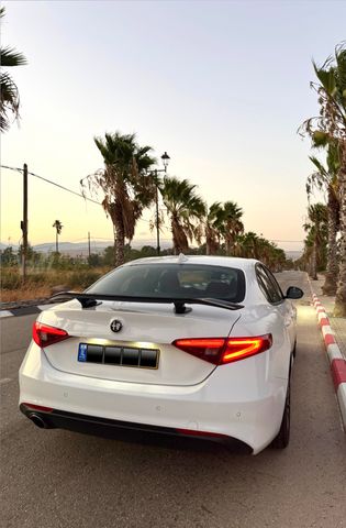 אלפא רומיאו ג'וליה