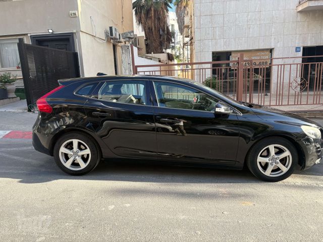 וולוו V40