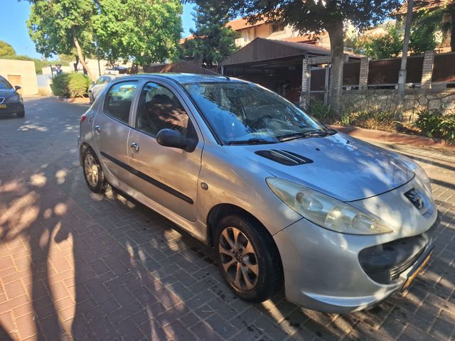 פיג'ו 206