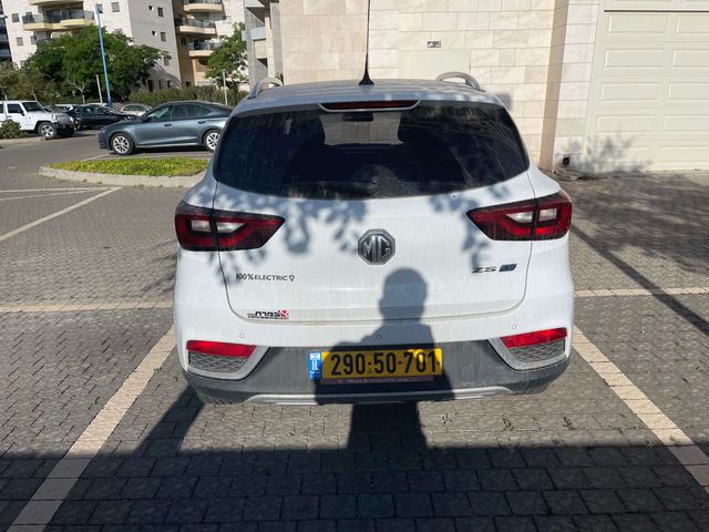 אם ג'י ZS