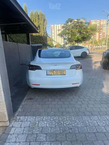 מודעת רכב טסלה מודל 3