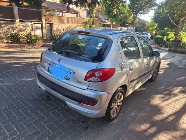 פיג'ו 206