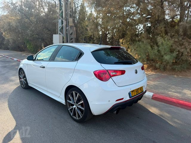 אלפא רומיאו ג'ולייטה