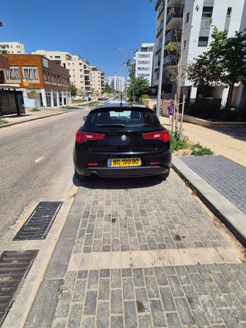 מודעת רכב אלפא רומיאו ג'ולייטה