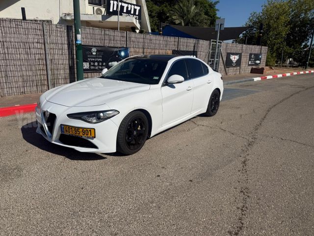 אלפא רומיאו ג'וליה