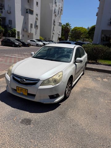 סובארו B4/לגאסי