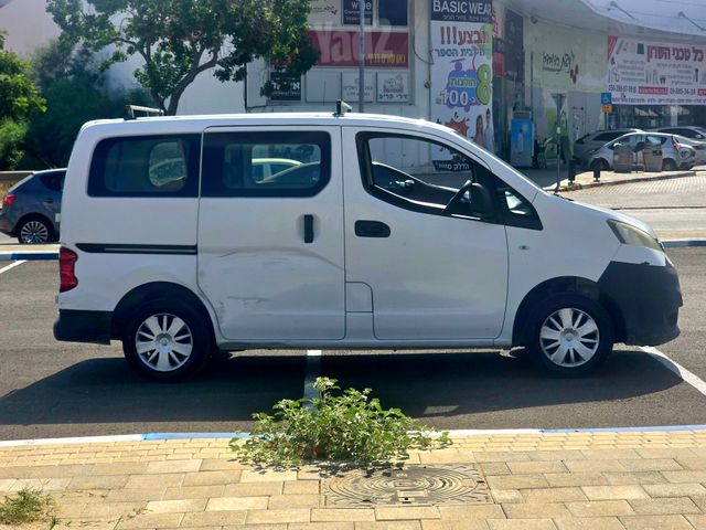 ניסאן NV200