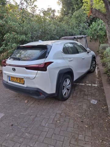 מודעת רכב לקסוס UX