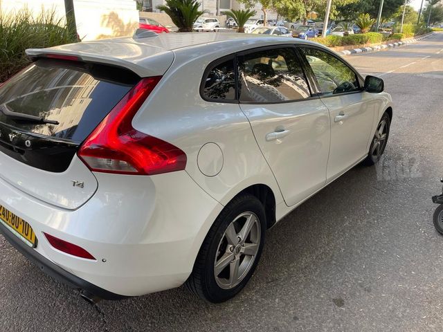 וולוו V40