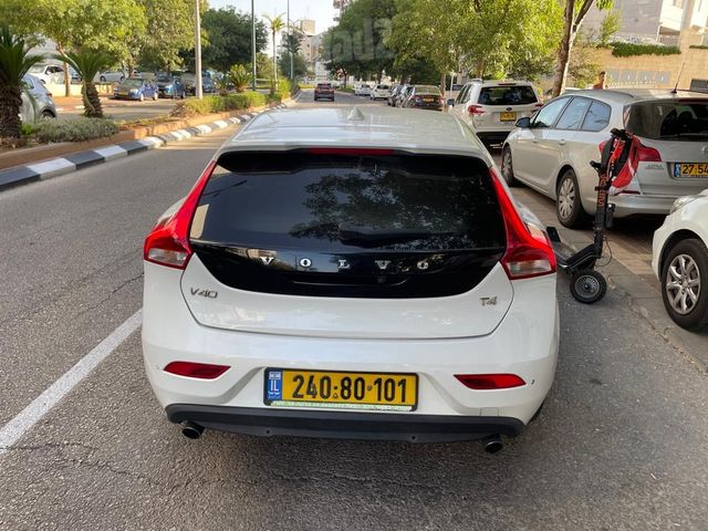 וולוו V40