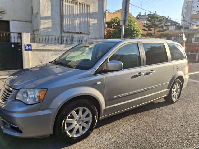 מודעת רכב קרייזלר גראנד וויאג'ר