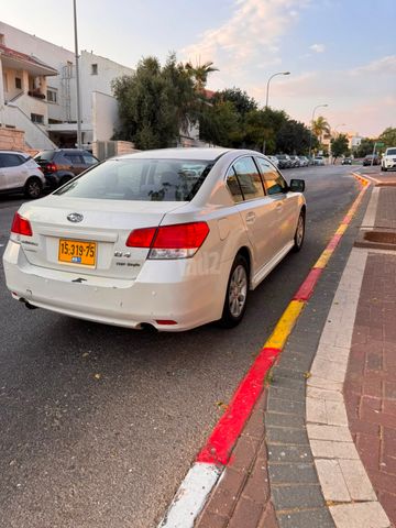 סובארו B4/לגאסי