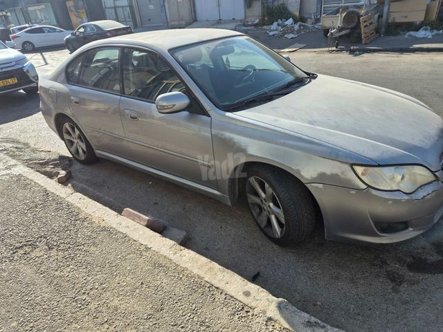 סובארו B4/לגאסי