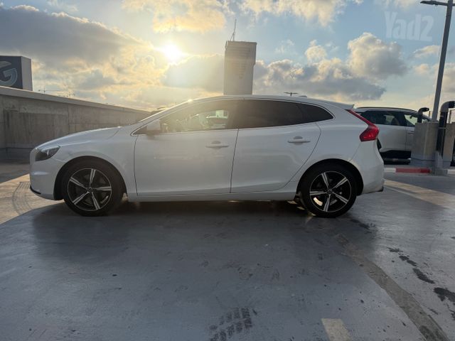 וולוו V40